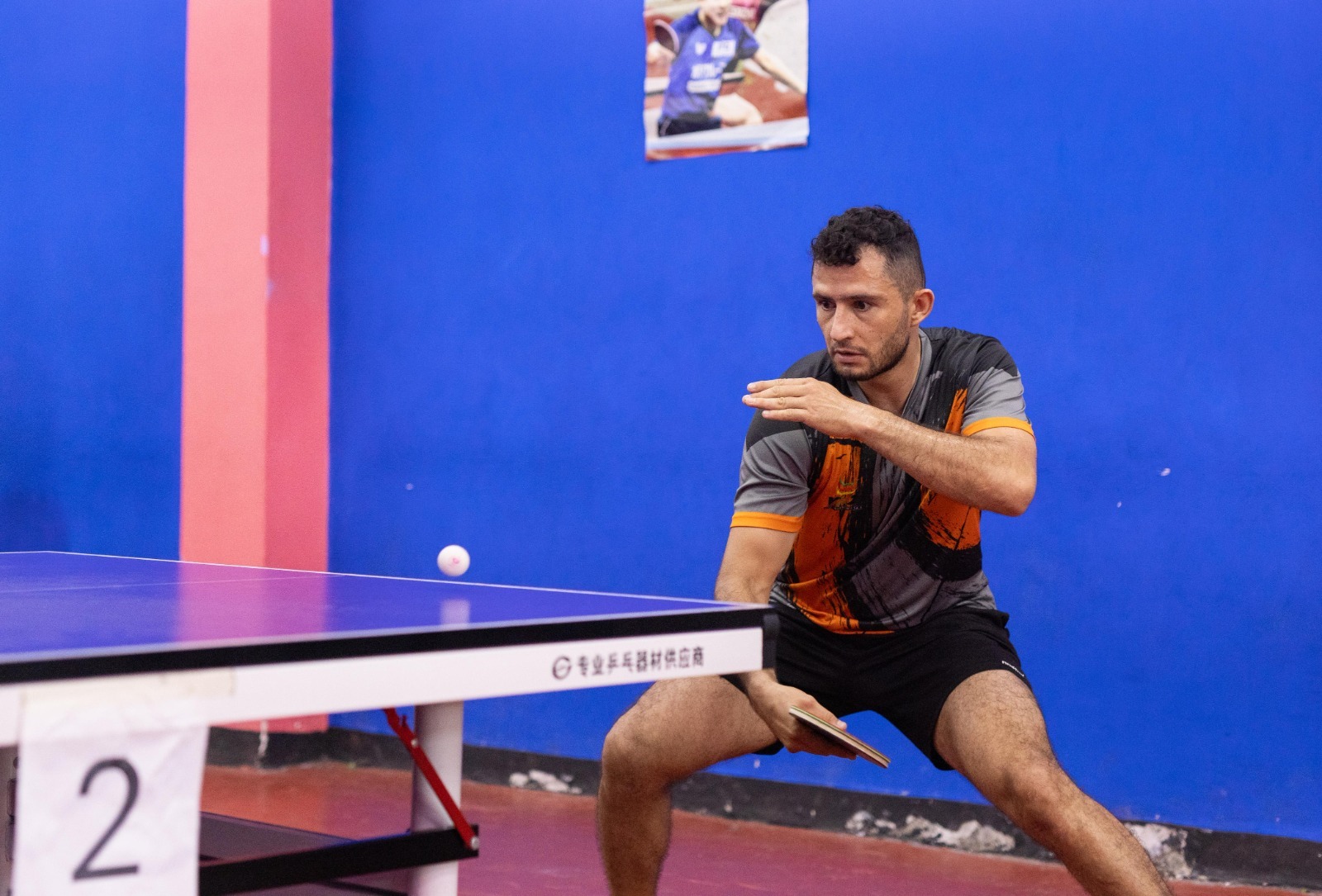 Atleta entrenando en una de las mesas profesionales del club Titanes TT