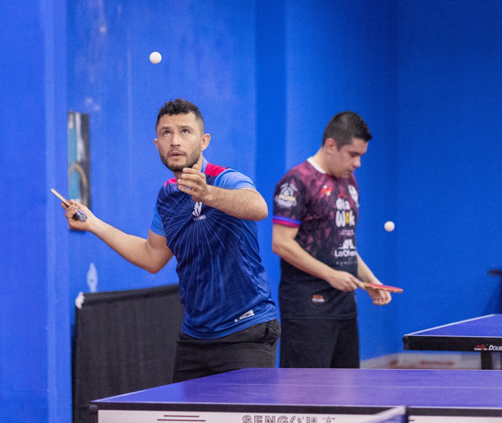 Dos atletas Titanes TT entrenando con los uniformes oficiales del club